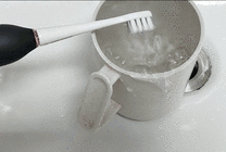 洗一下牙刷GIF图片