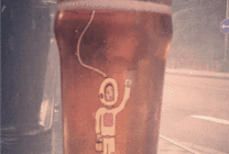 啤酒杯里的影像人物GIF图片