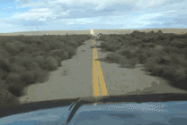 驾车在狭窄的公路上GIF图片