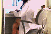 穿着高跟鞋的女护士趴在书桌上gif图片