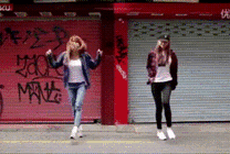 两个身材苗条的女孩在街上跳舞gif图片