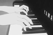 弹钢琴的手动画图片