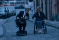 童心未泯的残疾人GIF图片