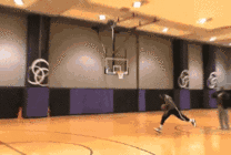 黑人在室内篮球场联系三大步跨栏gif图片