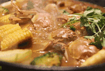 美味的地锅鸡炖玉米gif图片