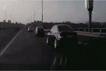 高速路上骑摩托车追尾汽车gif图片