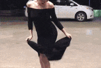 美女在大街上被风吹起裙子gif图片