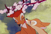两只卡通小鹿在树枝下亲吻gif图片