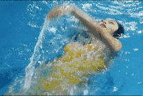漂亮的女神在游泳池里愉快的游泳gif图片