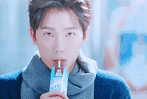 帅气的男孩喝牛奶发愣的表情gif图片