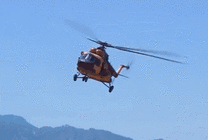一架直升飞机不停的在空中盘旋gif图片