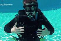装备齐全的潜水员深入海底gif图片