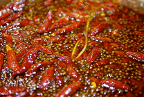 美味的辣椒油火锅看着都辣的不行gif图片