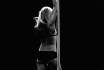 性感的法国女孩跳钢管舞gif图片