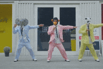 三位戴着面具的少年在一起跳舞gif图片