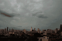 城市的上空电闪雷鸣看着都很吓人gif图片