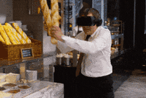 两个男人在面包店里拿着面包打闹gif图片