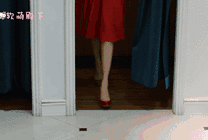 漂亮的女孩穿着红色的裙子慢慢的走出房间gif图片