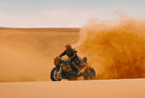 在大沙漠里骑摩托引起了一层沙土gif图片