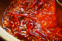美味的火锅上面漂浮在一层红辣椒gif图片