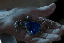 手中闪闪发光的蓝宝石项链gif图片