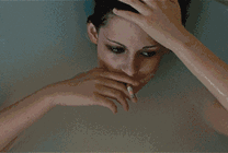 躺在浴盆里洗澡的女人寂寞的抽烟gif图片