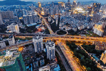 夜幕下的城市交通动态图片