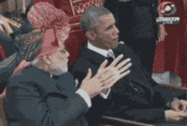 美国总统奥巴马与人交谈吃口香糖gif图片