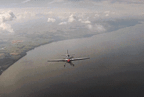 飞机在空中表演急转弯gif图片