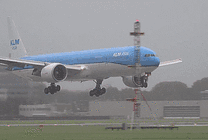 飞机在机场降落时摇摇欲坠gif图片