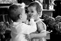 两位可爱的小孩拥抱在一起亲吻gif图片