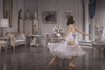 芭蕾舞女孩在房间里跳舞gif图片