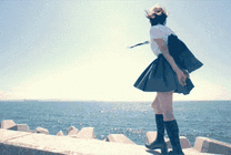 美丽的校花穿着短裙在海边散步gif图片