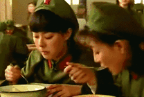 两个穿着绿军装的女孩坐在餐厅里吃饭gif图片