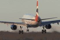 大客机降落机场动态图片