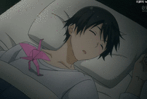 卡通男孩躺在床上睡觉一只千纸鹤落在了他的胸前gif图片