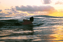 男孩在一望无际的大海里游泳gif图片