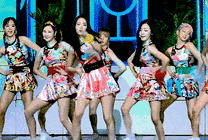 一群穿着花裙子的美少女在舞台上跳舞gif图片