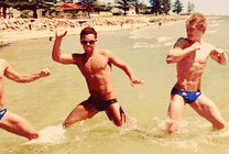 三个穿着裤衩的男人在海边跳舞gif图片