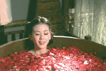 美女的女孩在鲜花浴盆里洗澡gif图片