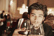 帅气的男人拿着红酒杯与你喝酒gif图片