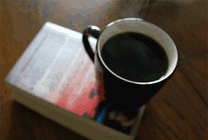 书本上放着一杯热气腾腾的咖啡gif图片