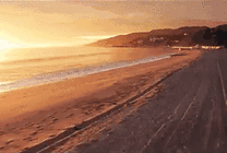 夕阳落在了海滩上形成了一副美丽的画卷gif图片