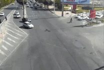 在路口缓慢行驶的小汽车装上了急速行驶的摩托车gif图片