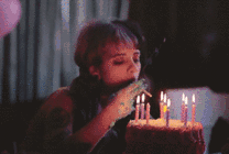 抽烟的女孩过生日独自一人看着蛋糕gif图片