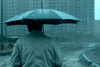 心酸的男人在雨中独自打伞gif图片