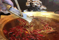 火锅里面下虾滑美味可口GIF图片