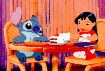 卡通小老鼠在餐桌上与主人抢饭吃GIF图片