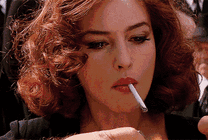 卷发女郎大口的抽香烟gif图片