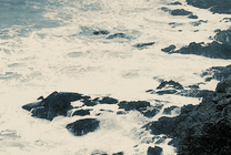 轻柔的浪花拍在礁石上gif图片